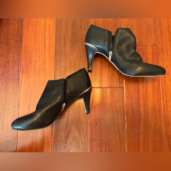 Elegant Black Ankle Boots - Picture 3 of 5